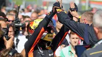 Pembalap Red Bull Max Verstappen berselebrasi bersama timnya setelah memenangkan Grand Prix Formula Satu Austria di Red Bull Racetrack di Spielberg, Austria selatan, (1/7). Verstappen mencatatkan waktu 1:21:56,024. (AP Photo / Ronald Zak)