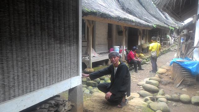 Urya, pemandu wisata Kampung Naga, tengah menunjukan struktur pondasi rumah panggung tahan gempa Kampung Naga