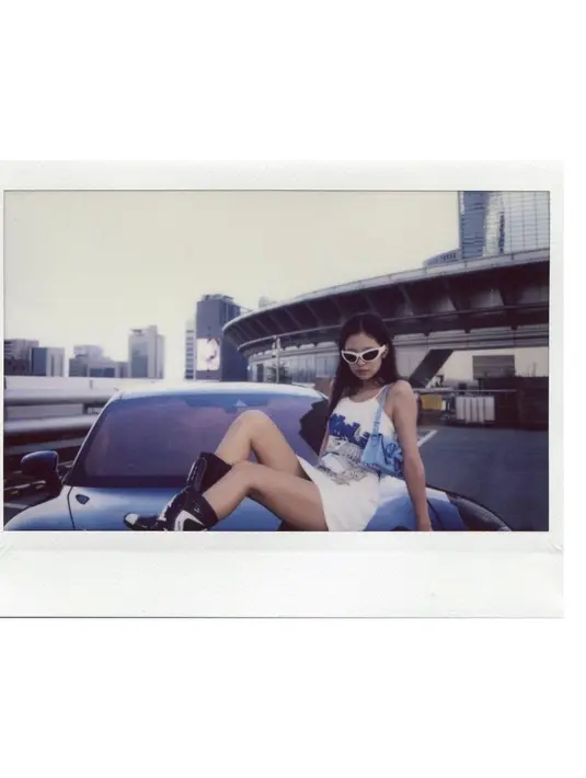Sementara itu, netizen yang melihat foto Jennie dengan Porsche rancangannya sendiri menunjukkan respon yang antusias. “Mahal banget auranya Jennie,” komentar netizen. [Instagram/jennierubyjane]