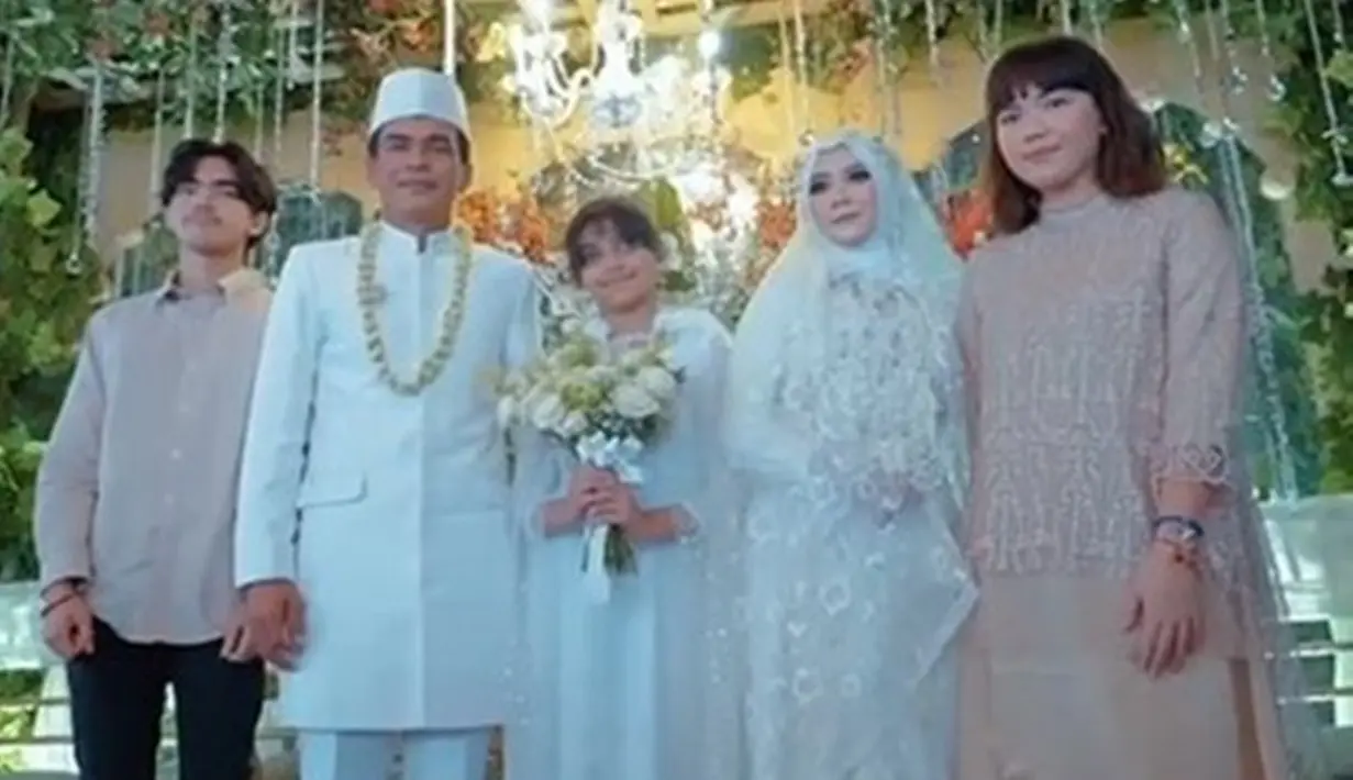 Bahkan baru-baru ini, Aqshal Ilham Syafatullah dan Karnisya Rahmasyach turut berbahagia menghadiri pernikahan kedua Teddy Syach dengan Anne Kurniasih. Mereka tampak berfoto bersama dengan sang ayah dan ibu sambungnya. (Liputan6.com/IG/@osan_sujed)
