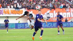 Di babak pertama, laga berlangsung sangat ketat. Kedua tim kesulitan mendapat peluang terbuka untuk mencetak gol. Tampak dalam foto, pemain Persija, Muhammad Fajar Fathurrahman (kiri) berduel dengan Aleksa Andrejic (Persita) pada pertandingan pekan ke-19 BRI Super League 2025/2026 di Indomilk Arena, Tangerang, Banten, Jumat (30/1/2026). (Bola.com/M Iqbal Ichsan)
