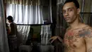 Narapidana berada di sel kamar transgender di penjara La Joya, Panama City , Panama, (29/1/2016). Karena banyaknya narapidana banyak dari mereka dipindahkan, ditambah dengan kondisi kotor dengan perhatian medis yang terbatas. (REUTERS / Carlos Jasso)