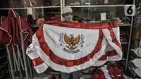 Pekerja menyelesaikan pembuatan bendera Merah Putih di industri rumahan benderaindonesia.com, Jakarta, Selasa (3/8/2021). Menjelang Hari Kemerdekaan RI penjualan bendera Merah Putih dan pernak pernik 17 Agustus-an secara online mengalami peningkatan hingga 50 persen. (merdeka.com/Iqbal S Nugroho)