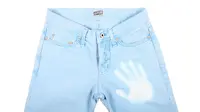Celana jeans ini bisa berubah warna sesuai suhu di sekitarnya.