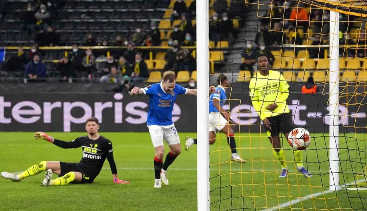 Penjaga gawang Borussia Dortmund Gregor Kobel menerima gol dari pemain Rangers Alfredo Morelos pada pertandingan sepak bola Liga Europa di Dortmund, Jerman, 17 Februari 2022. Borussia Dortmund kalah 2-4. (AP Photo/Martin Meissner)