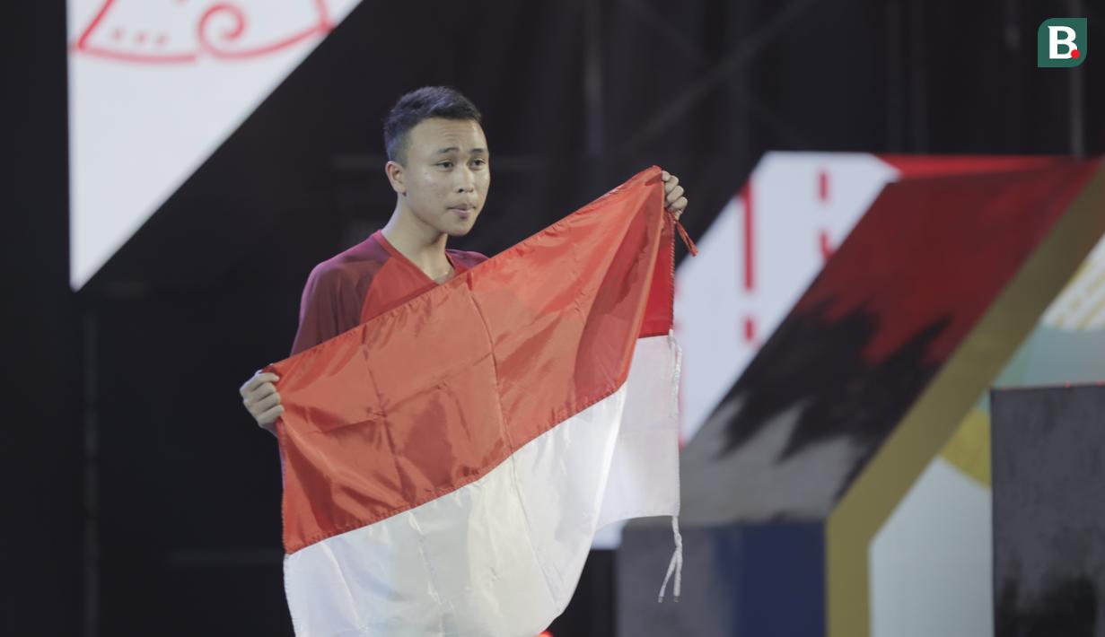 Ridel Yesaya Sumarandak melakukan selebrasi usai menjuarai  E-Sports dari nomor Clash Royale di BritAma Arena, Jakarta, Senin, (27/8/2018). Ridel mencatat rekor sebagai peraih medali emas termuda di Asian Games 2018. (Bola.com/Vascal Sapta Hadi)