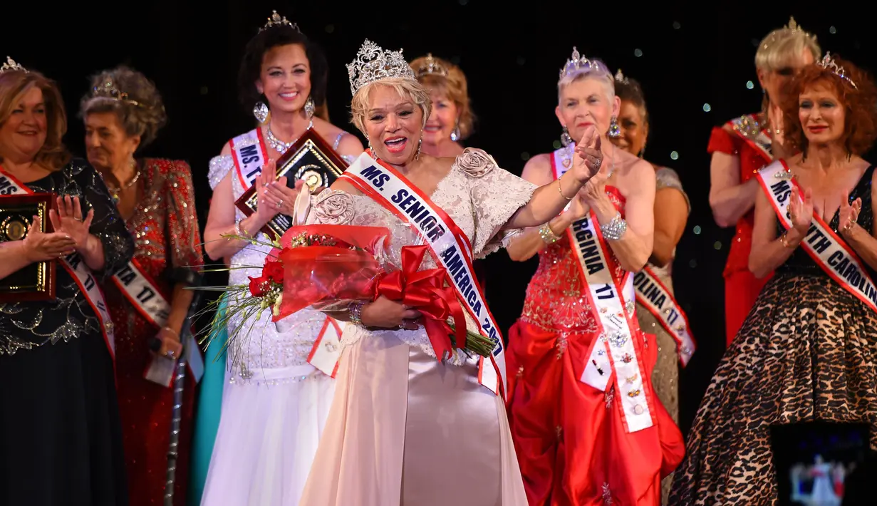 Miss New Jersey, Carolyn Slade Harden dinobatkan sebagai Miss Senior America 2017 di Atlantic City, New Jersey (19/10). Ajang kecantikan lansia tersebut diselenggarakan di Amerika Serikat setiap tahunnya. (AFP Photo/Timothy A. Clary)