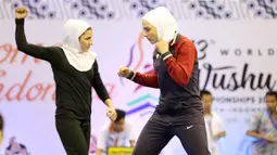 Dua atlet Wushu Iran saat berlatih sebelum tanding pada Kejuaraan Dunia Wushu di Istora, Senayan, Jakarta, Senin (16/11/2015). (Bola.com/Nicklas Hanoatubun)