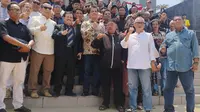 Pengacara warga Jatikarya Bekasi, Dani Bahdani disambut warga usai mendapatkan vonis bebas atas tuduhan pemalsuan dokumen warga. Foto: liputan6.com/edhie prayitno ige&nbsp;