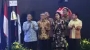 Menteri Koordinator Bidang Perekonomian Darmin Nasution, didampingi Menteri Keuangan Sri Mulyani dan Ketua Dewan Komisioner OJK Wimboh Santoso membuka perdagangan saham perdana 2019 di Gedung BEI, Jakarta, Rabu (2/1). (Liputan6.com/Angga Yuniar)