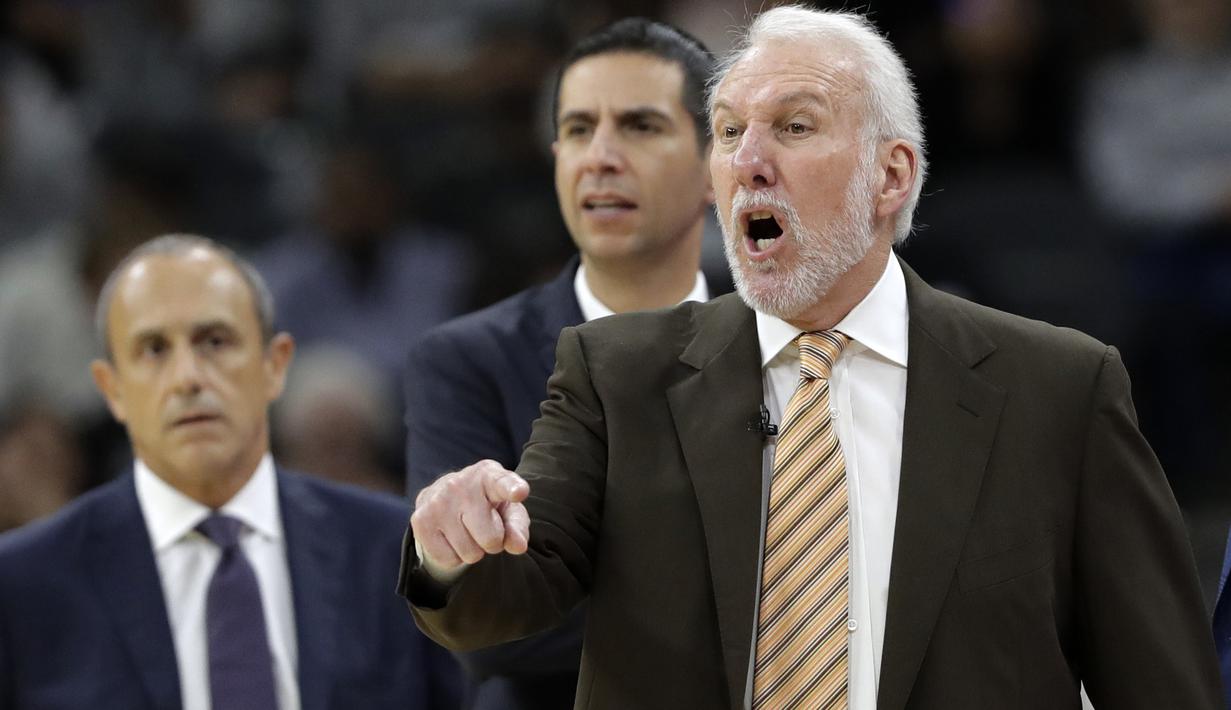 Pelatih San Antonio Spurs, Gregg Popovich memberikan arahan kepada timnya saat melawan Warriors pada laga NBA basketball game di AT&T Center, San Antonio, (2/11/2017) waktu setempat. Warriors menang 112-92. (AP/Eric Gay)