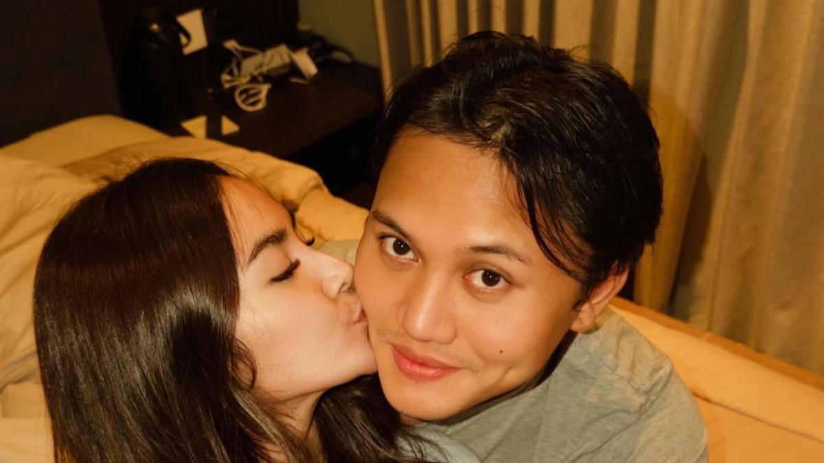 Gaya Mahalini Kenakan Sleepwear saat Beri Kejutan Ulang Tahun suaminya, Rizky Febian ke-28