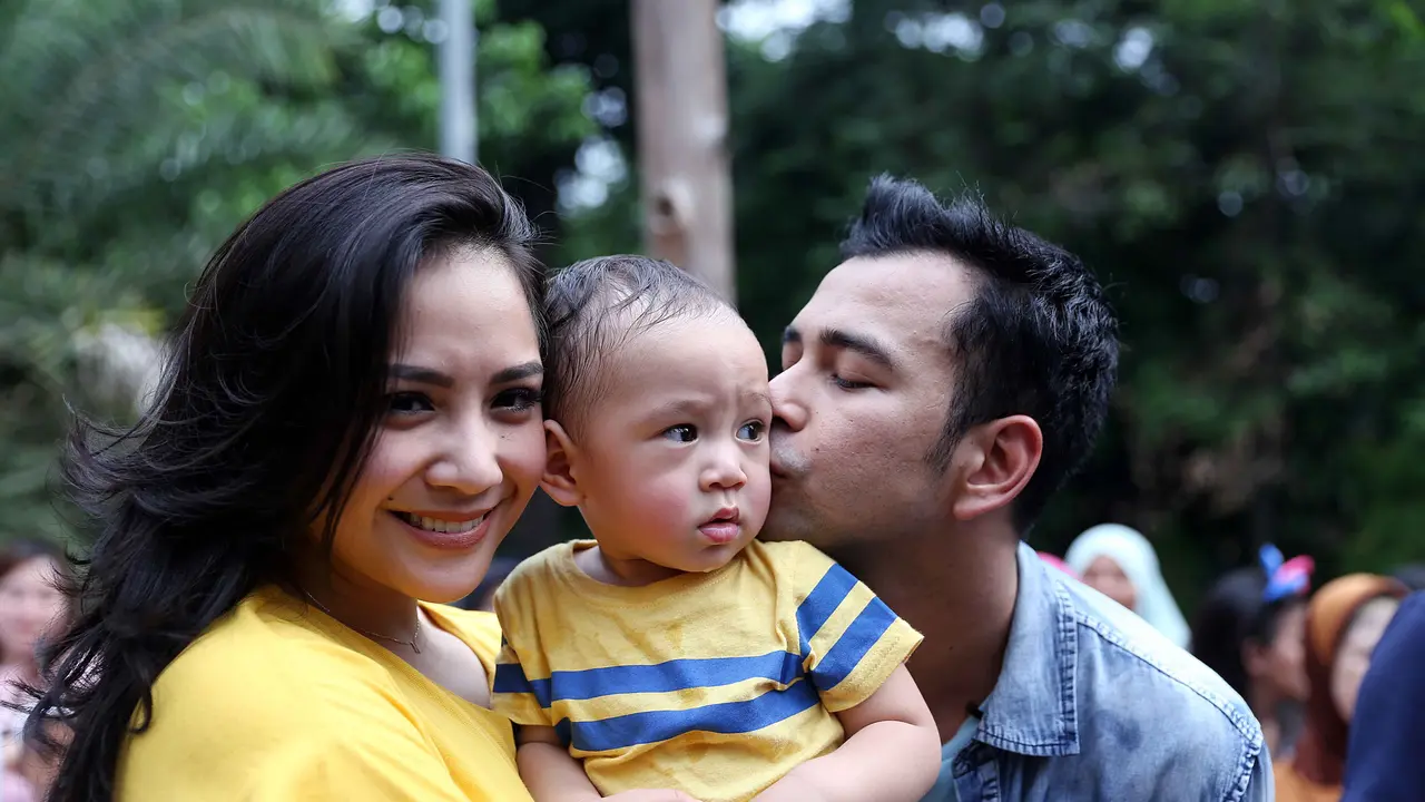 [Bintang] Nagita Slavina Wakili Rafathar Raih Trofi ISMA 2K16