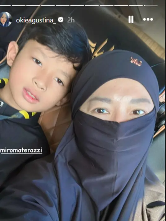 Melihat Okie Agustina kembali ke Tanah Suci, tak sedikit netizen yang ikut senang. Ini unggahan terbaru Okie Agustina pada (15/1/2025). Tampil pakai busana serba hitam, penampilan Okie Agustina bikin adem. Tak banyak yang tahu, artis berusia 42 tahun ini merupakan seorang mualaf. Okie Agustina memutuskan untuk berpindah keyakinan ketika duduk di bangku SMP. (Liputan6.com/IG/okieagustina_)
