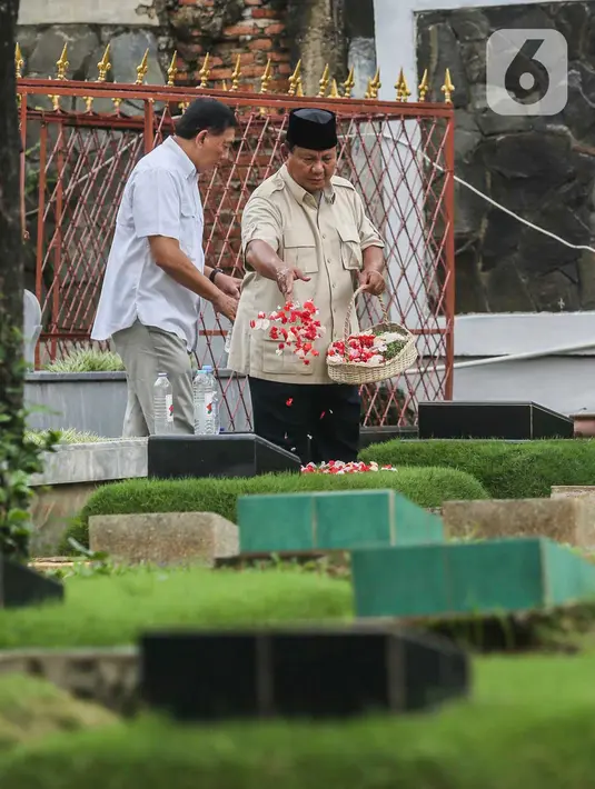 Saat berziarah, Prabowo terlihat mengenakan pakaian berwarna coklat muda dan berkopiah hitam. (Liputan6.com/Angga Yuniar)