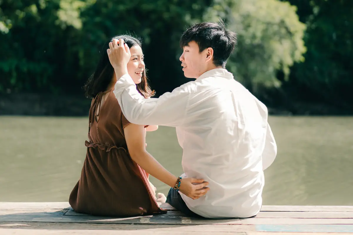 couple romantis bahagia