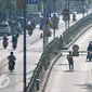 Tampak petugas menjaga palang lintasan Busway di Jalan Sultan Agung, Manggarai, Jakarta, Kamis (28/7). Meski dijaga petugas, sejumlah pengendara motor tetap nekat masuk jalur bus TransJakarta. (Liputan6.com/Yoppy Renato)