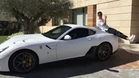 Pemain Real Madrid, Cristiano Ronaldo, berpose di atas mobil Ferrari 599 GTO miliknya, Kamis (22/10/2015). (Instagram)