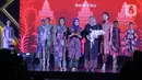 Desainer Novita Yunus bersama para model usai peragaan busana saat acara Cipta dan Cipta parade Wastra Nusantara di Hotel Shangri La, Jakarta, Rabu (31/7/2024). (Liputan6.com/Herman Zakharia)