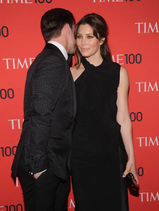 Jessica, ibu yang memiliki satu anak berusia 3 tahun dan bernama Silas ini sedang bermain permainan favoritenya bersama suami sambil ditemani segelas wine putih di mejanya. (AFP/Bintang.com)