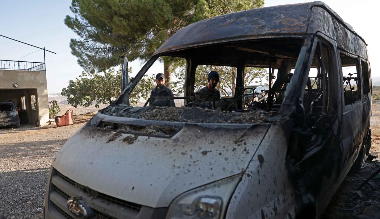 Ada lebih dari 500.000 warga Israel kini tinggal di permukiman yang menurut hukum internasional seluruhnya berstatus illegal. Tampak dalam foto, pria-pria Palestina memeriksa sebuah kendaraan yang rusak akibat serangan oleh pemukim Israel di desa Jabaa dekat Bethlehem, di Tepi Barat yang diduduki, pada Selasa 18 November 2025. (AHMAD GHARABLI/AFP)