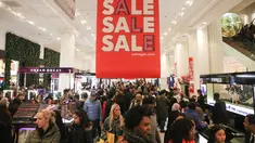Para calon pembeli mencari barang murah selama Boxing Day di Department stores Selfridges, London, Inggris, Selasa (26/12). Boxing Day merupakan tradisi hari belanja terbesar tahunan yang dirayakan sehari setelah hari Natal. (Daniel LEAL-OLIVAS/AFP)