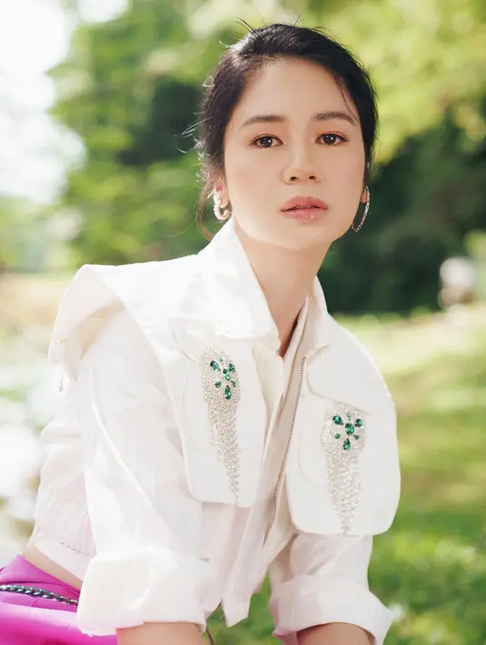 Laura Basuki tampil glowing, tunjukkan aura cantiknya yang luar biasa. Makeup bernuansa merah muda yang berbaur sempurna dengan kulit putihnya diberi sentuhan pulasan lipstik merah muda yang glossy. [Foto: Instagram/laurabas]