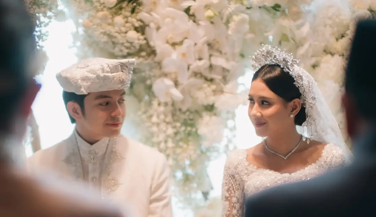 <p>Kabar mengejutkan datang dari pasangan selebriti Angga Yunanda dan Shenina Cinnamon. Keduanya akhirnya resmi menikah [@angga]</p>