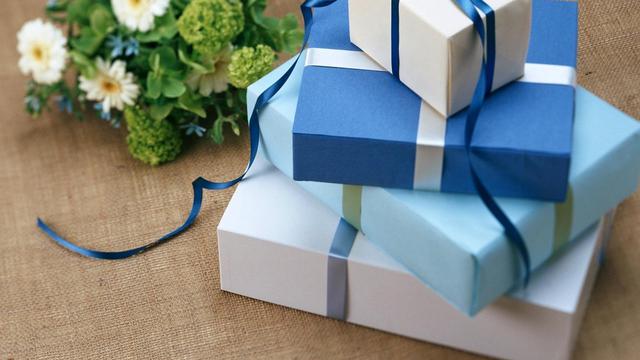 Viral Seorang ART Diberi Hadiah Kado HP Baru dari Sang Majikan, Alasannya Buat Salut