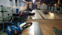 Sebanyak 10 unit mobil dinas dan 86 unit motor milik anggota Satpol PP hancur dan rusak akibat penyerangan anggota Sabhara tersebut. (Liputan6.com/Eka Hakim)