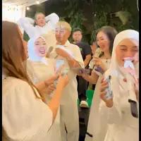 Shella Saukia yang juga dijuluki crazy rich Aceh baru saja merayakan ulang tahun ke-32. Dalam acara tersebut tampak berlangsung meriah dihadiri oleh banyak artis. Lesti, Iis Dahlia hingga Soimah mendapat banyak saweran hingga dapat Iphone. [Instagram/shellasaukiaofficial]