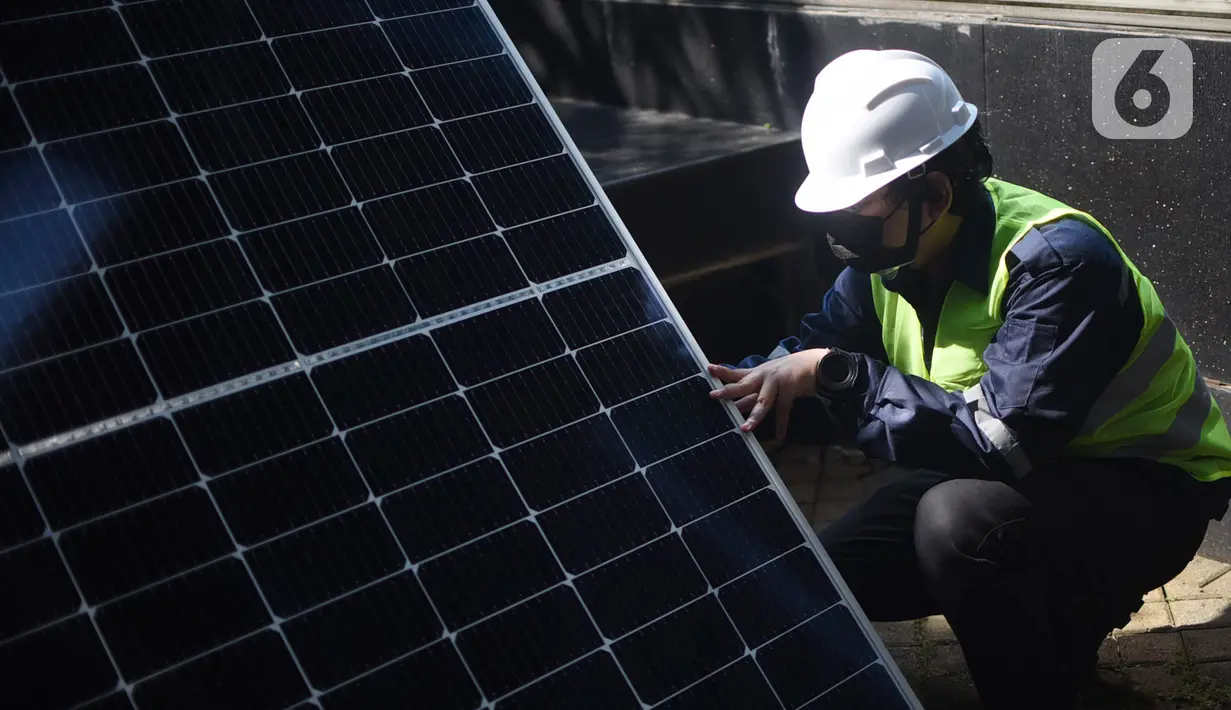 Pekerja memeriksa panel surya Utomo SolaRUV di Jakarta, Kamis (16/09/2021). Panel surya dengan Sertifikat Produk Penggunaan Tanda SNI (SPPT SNI) mengajak masyarakat untuk menjadi solarpreneur dengan menjadi mitra Juragan Atap Surya. (Liputan6.com/HO/Andrey)