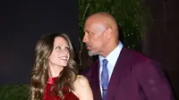 Manisnya Dwayne "The Rock" Johnson Suapi Istri yang Sedang Menyusui