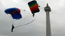 Penerjun wanita dari TNI berada di udara saat atraksi terjun payung pada apel peringatan Hari Kartini 2018 di Silang Monas, Jakarta, Rabu (25/4). Sebanyak 721 personel gabungan prajurit wanita TNI dan Polri melakukan atraksi. (Liputan6.com/Johan Tallo)