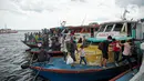 Wisatawan turun dari kapal usai liburan Tahun Baru di Pelabuhan Kali Adem, Jakarta, Minggu (2/1/2022). Wisatawan memadati Pelabuhan Kali Adem usai berlibur ke pulau-pulau kecil di utara Jakarta untuk merayakan Tahun Baru. (Liputan6.com/Faizal Fanani)