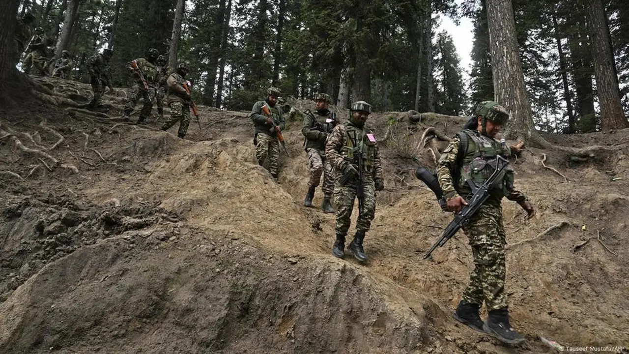 Polisi India menawarkan hadiah berupa uang bagi siapa saja yang bisa memberikan informasi tentang tersangka penyerang di sebuah tempat wisata di Pahalgam,Kashmir yang dikuasai India. (Tauseef Mustafa/AFP)