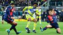 Gelandang Juventus, Juan Cuadrado (tengah) berusaha melewati dua pemain Cagliari pada pertandingan lanjutan Liga Serie A Italia di Stadion Unipol Domus, Cagliari, Italia, Minggu (10/4/2022). Juventus menang atas Cagliari 2-1. (AFP/Alberto Pizzoli)