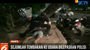 Tembakan peringatan ke udara beberapa kali dilepaskan polisi. Lima dari puluhan pemuda yang kocar kacir melarikan diri akhirnya ditangkap.