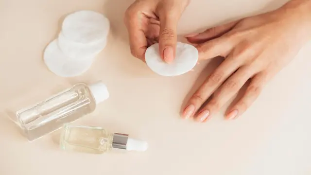 Ilustrasi penggunaan pelembap kuku/freepik.com