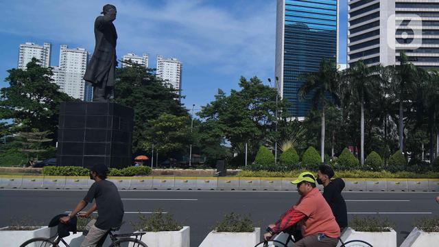 Jakarta PPKM Level 2, Warga Ramai Bersepeda di Bundaran HI