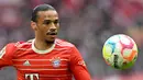 Pemain Bayern Munchen, Leroy Sane berusaha mengontrol bola saat laga lanjutan Liga Jerman 2022/2023 melawan TSG Hoffenheim di Allianz Arena, Munchen, Senin (17/04/2023) WIB. Bibir atas Sane terlihat mengalami pembengkakan setelah terlibat pertikaian dengan Sadio Mane setelah laga leg pertama Liga Champions melawan Manchester City. (AFP/Christof Stache)
