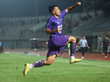 Pemain Persita Tangerang, Jack Brown, melakukan selebrasi setelah mencetak gol ke gawang Arema FC pada laga BRI Liga 1 di Stadion Indomilk Arena, Tangerang, Rabu (13/3/2024). Pendekar Cisadane menang dengan skor 4-3. (Bola.com/M. Iqbal Ichsan)