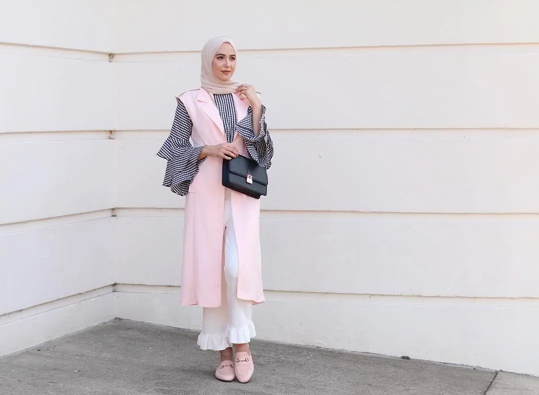 Busana hijab makin modis dengan sentuhan aksen ruffles. (sumber foto: @withloveleena/instagram)