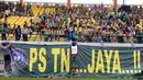 Suporter PS TNI memasang spanduk besar jelang menyaksikan laga PS TNI melawan Sriwijaya FC di Turnamen Piala Bhayangkara, Stadion Si Jalak Harupat, Bandung, Minggu (20/3/2016). PS TNI kalah 1-2 dari Sriwijaya FC. (Liputan6.com/Helmi Fithriansyah)