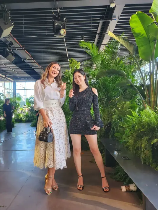Luna Maya kembali bertemu Dahyun TWICE dalam show Michael Kors di NYFW. Luna mengenakan pakaian white-on-white yang terlihat mahal dan super-chic. 
(Foto: Instagram @lunamaya)