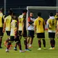 Pelatih Sriwijaya FC, Widodo C Putro (tengah) memberi arahan latihan di Stadion GBK Jakarta, Kamis (23/6/2016). Sriwijaya akan melakoni laga Torabika Soccer Championship presented by IM3 Ooredoo kontra Persija, (24/6). (Liputan6.com/Helmi Fithriansyah)