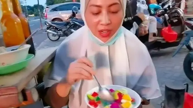 Tak Gengsi, 7 Artis Ini Jajan dan Beli Minuman di Pinggir Jalan