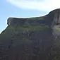 Tantang Adrenalin dengan Berfoto di Gunung Pedra da Gavea, Brasil (sumber Huffingtonpost.com)