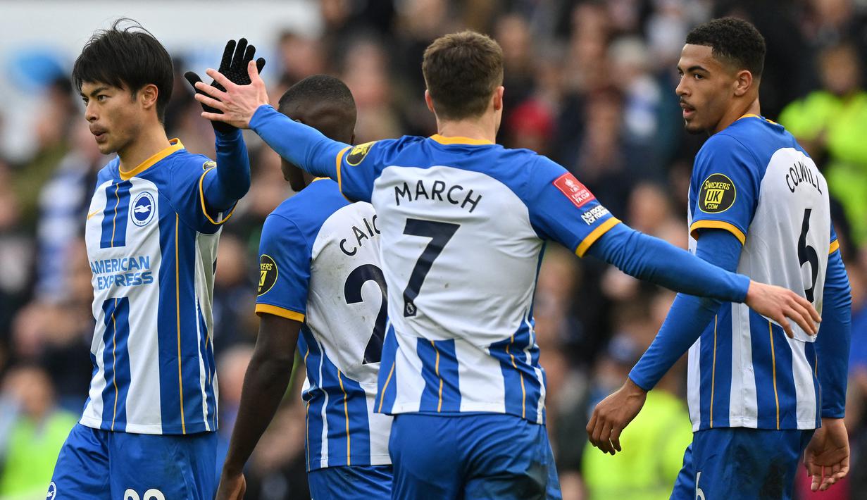Selebrasi gelandang Brighton and Hove Albion, Kaoru Mitoma (kiri) dkk setelah mengalahkan Grimsby Town pada laga perempatfinal Piala FA 2022/2023 di Amex Community Stadium, Brighton (19/3/2023). Penampilan cemerlang Kaoru Mitoma bersama Brighton membuat nilai pasarnya meningkat drastis di angka 22 juta euro atau setara Rp362 miliar dan kini menjadi incaran beberapa klub besar Eropa seperti Manchester United, Arsenal dan Real Madrid. (AFP/Glyn Kirk)