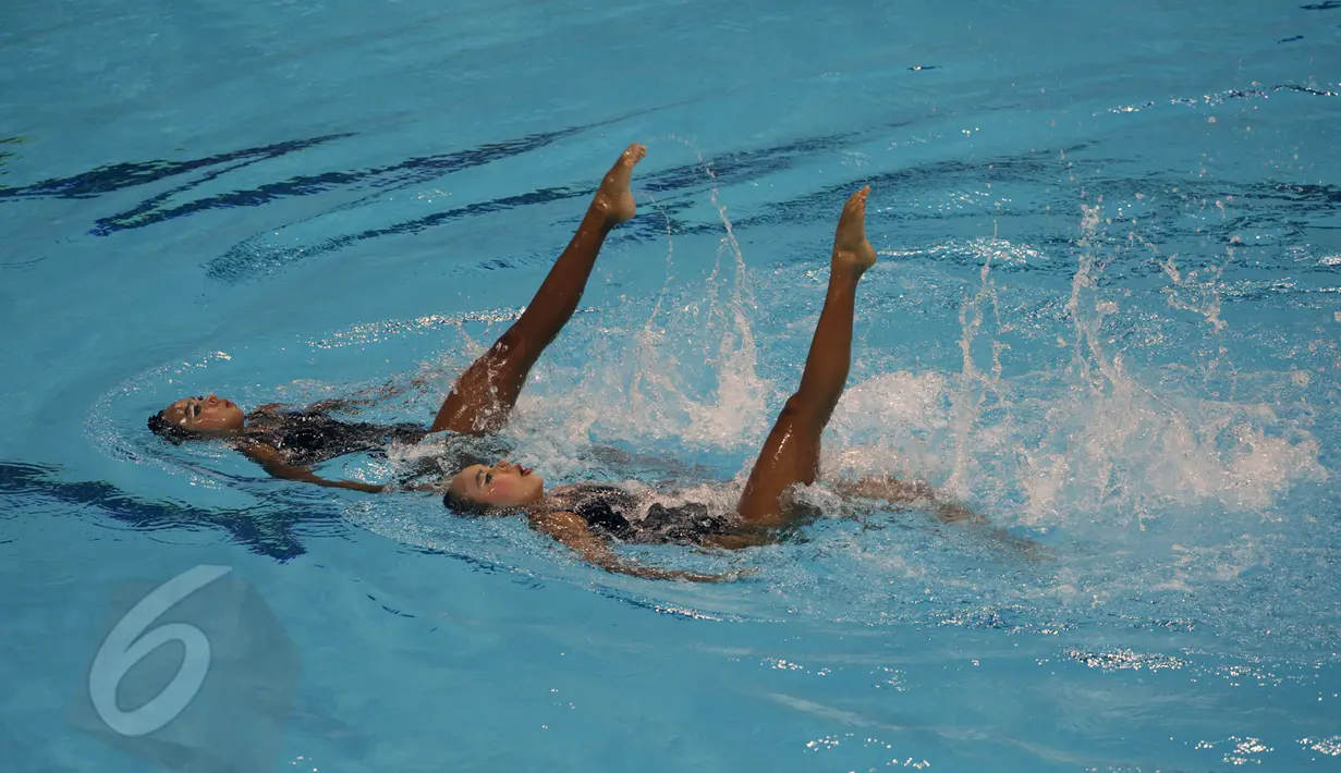 Tim renang indah Indonesia menampilkan atraksi pada kelas Duet Technical and Free Routine SEA Games 2015 di OCBC Aquatic, National Stadium Singapura, Kamis (6/4). Tim renang Indah Indonesia kembali meraih medali perunggu. (Liputan6.com/Helmi Fithriansyah)